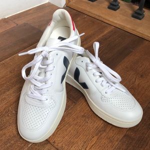 Veja V-10 Leather low top sneaker